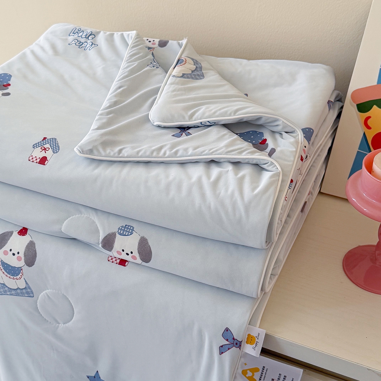 91家纺网 家纺一手货源 找家纺 金梦拉家纺 2026春夏新款锦氨凉感丝印花系列夏被空调被夏凉被 顽皮小宠