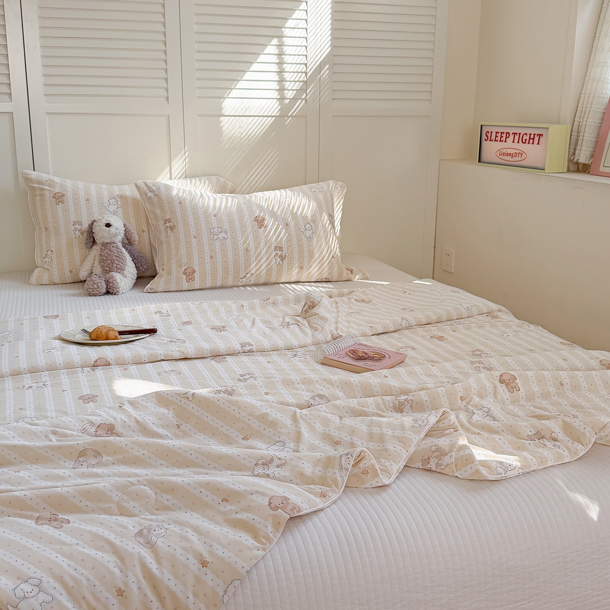 91家纺网 家纺一手货源 找家纺 金梦拉家纺 2026春夏新款锦氨凉感丝印花系列夏被空调被夏凉被 线条狗