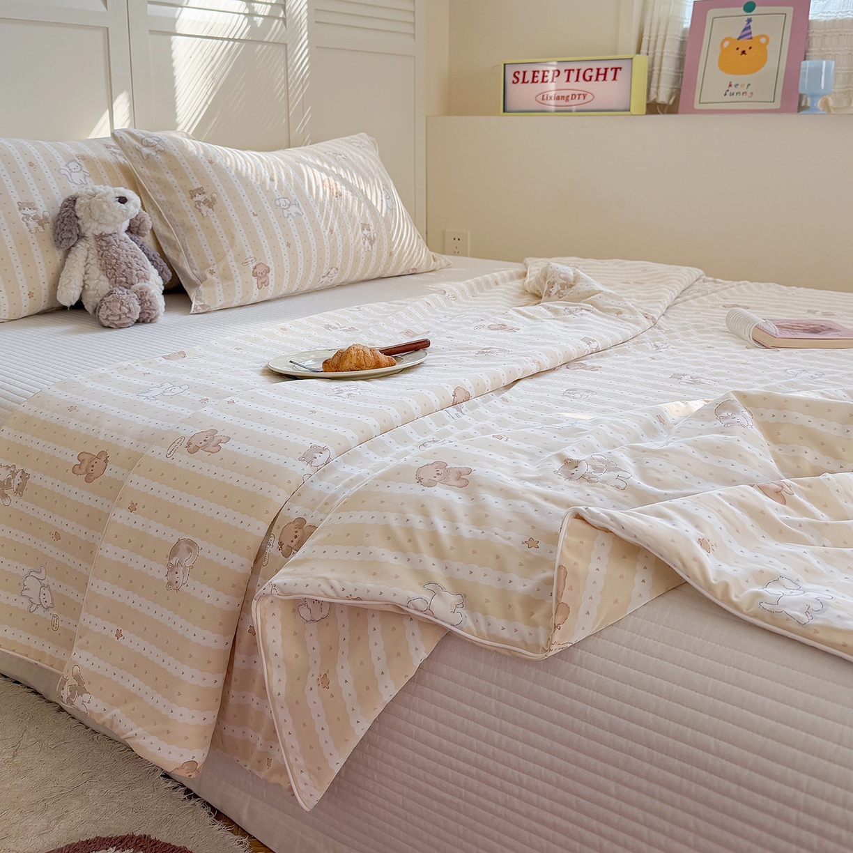 91家纺网 家纺一手货源 找家纺 金梦拉家纺 2026春夏新款锦氨凉感丝印花系列夏被空调被夏凉被 线条狗