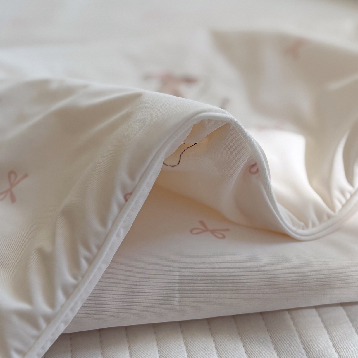 91家纺网 家纺一手货源 找家纺 金梦拉家纺 2026春夏新款锦氨凉感丝印花系列夏被空调被夏凉被 小粉兔