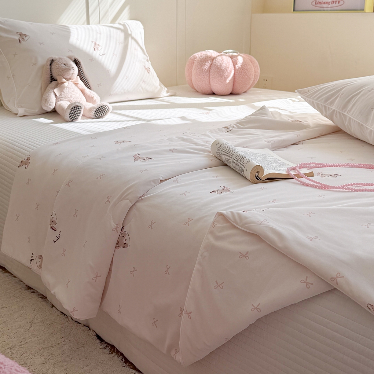 91家纺网 家纺一手货源 找家纺 金梦拉家纺 2026春夏新款锦氨凉感丝印花系列夏被空调被夏凉被 小粉兔