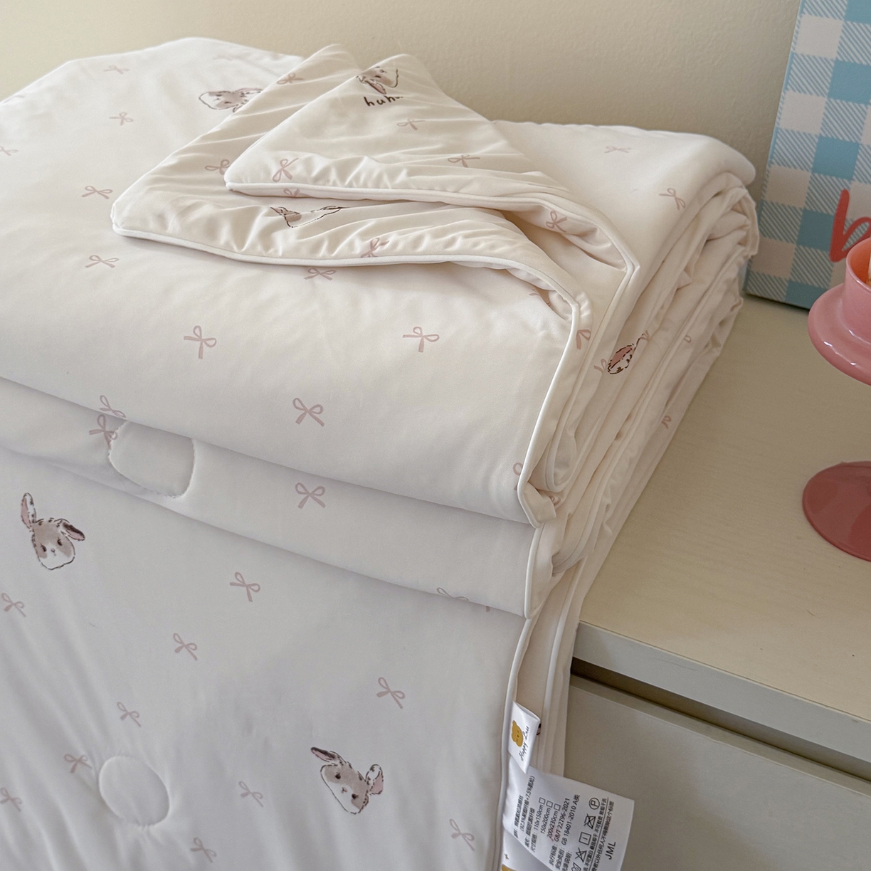 91家纺网 家纺一手货源 找家纺 金梦拉家纺 2026春夏新款锦氨凉感丝印花系列夏被空调被夏凉被 小粉兔