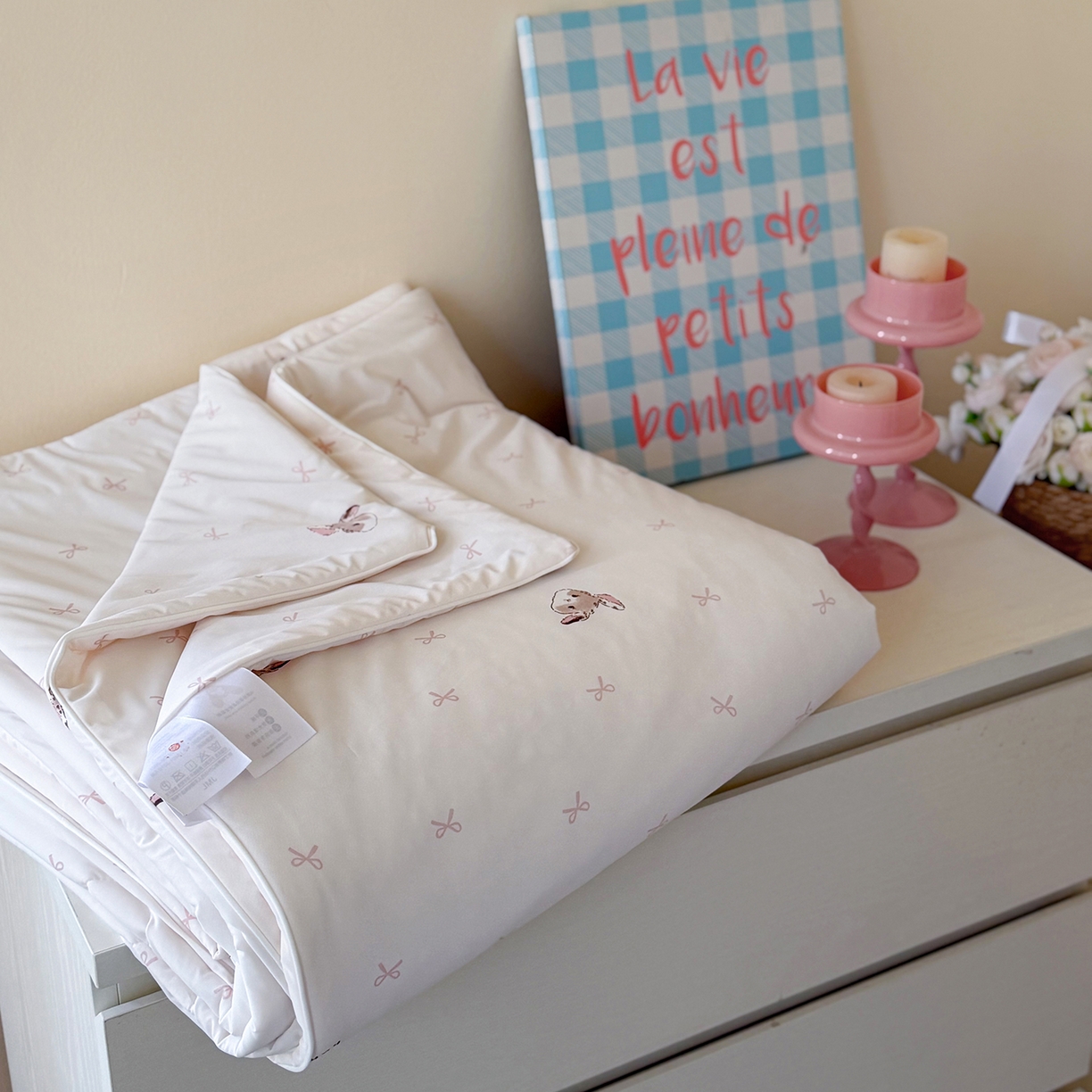 91家纺网 家纺一手货源 找家纺 金梦拉家纺 2026春夏新款锦氨凉感丝印花系列夏被空调被夏凉被 小粉兔