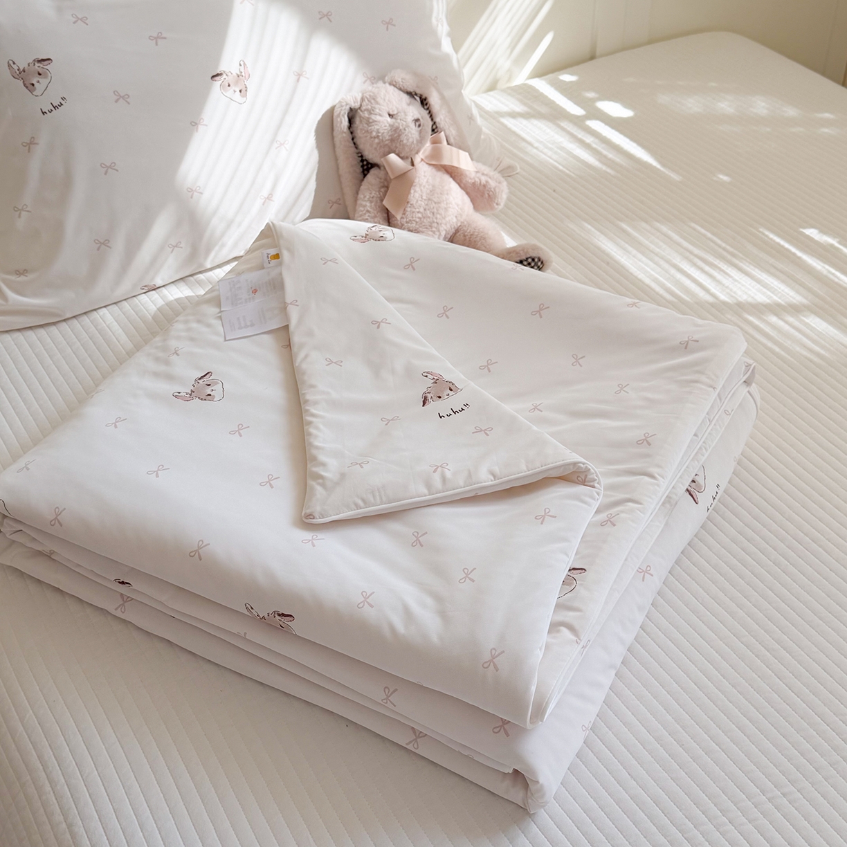 91家纺网 家纺一手货源 找家纺 金梦拉家纺 2026春夏新款锦氨凉感丝印花系列夏被空调被夏凉被 小粉兔