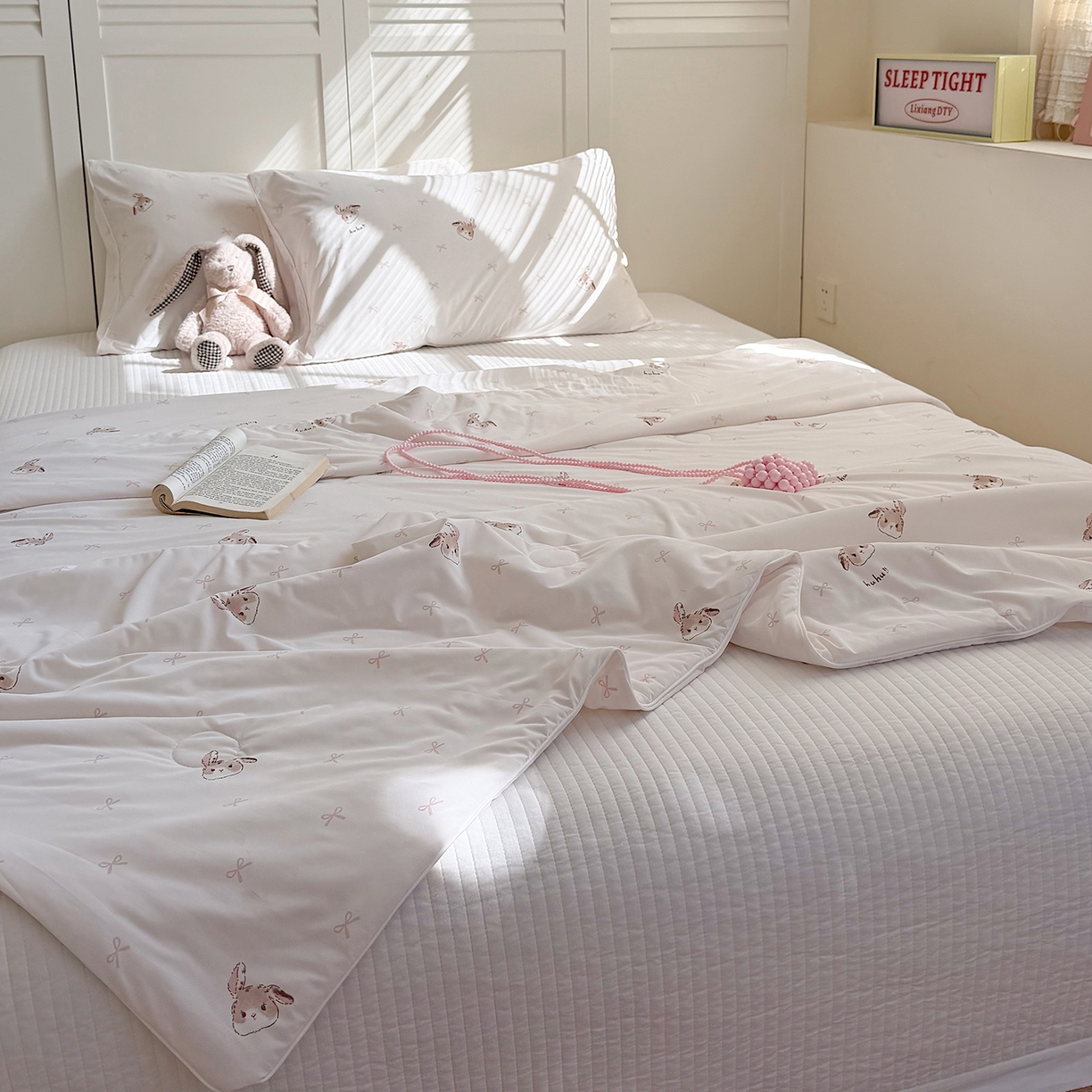 91家纺网 家纺一手货源 找家纺 金梦拉家纺 2026春夏新款锦氨凉感丝印花系列夏被空调被夏凉被 小粉兔