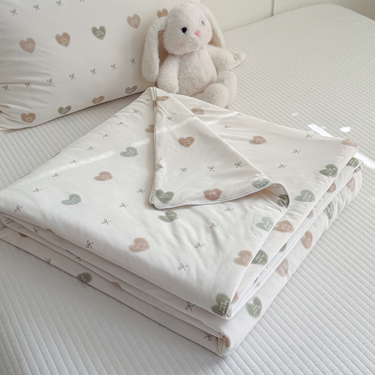 91家纺网 家纺一手货源 找家纺 金梦拉家纺 2026春夏新款锦氨凉感丝印花系列夏被空调被夏凉被 心情绿