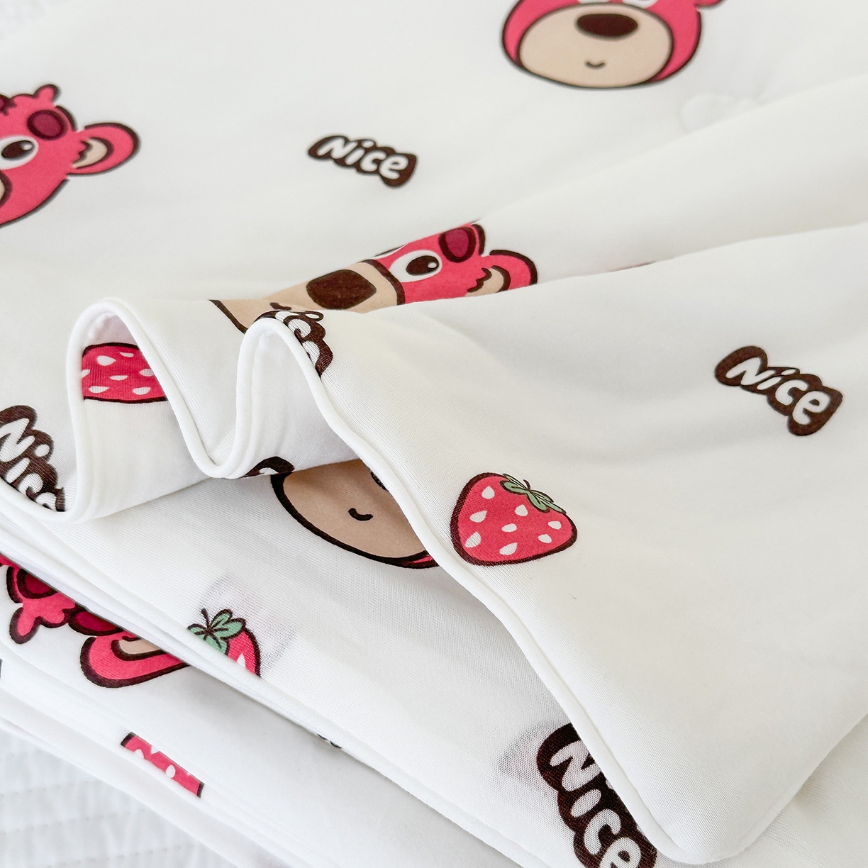 91家纺网 家纺一手货源 找家纺 尚品本色 2026年新款小清新针织棉夏被空调被 草莓熊