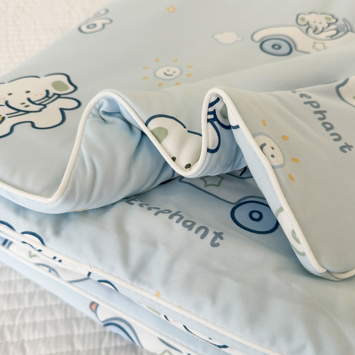 91家纺网 家纺一手货源 找家纺 尚品本色 2026年新款小清新针织棉夏被空调被 蓝色小象