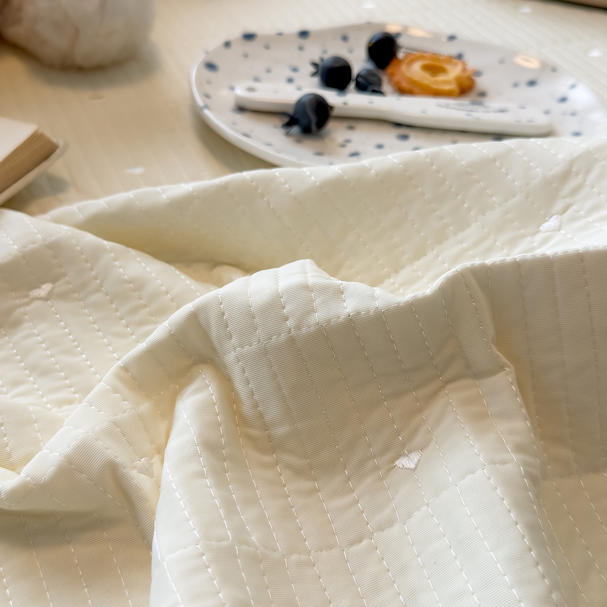 91家纺网 家纺一手货源 找家纺 懒猫家纺 2026新款满天星绗绣莫兰迪色系床席床笠款凉席 香草布蕾-床席款