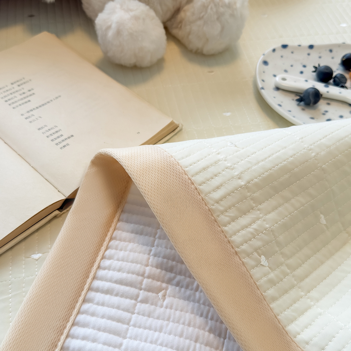 91家纺网 家纺一手货源 找家纺 懒猫家纺 2026新款满天星绗绣莫兰迪色系床席床笠款凉席 香草布蕾-床席款