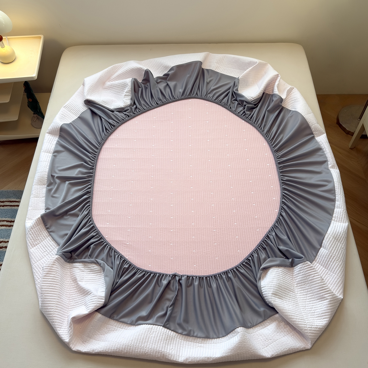 91家纺网 家纺一手货源 找家纺 懒猫家纺 2026新款满天星绗绣莫兰迪色系床席床笠款凉席 白桃乌龙-床笠款