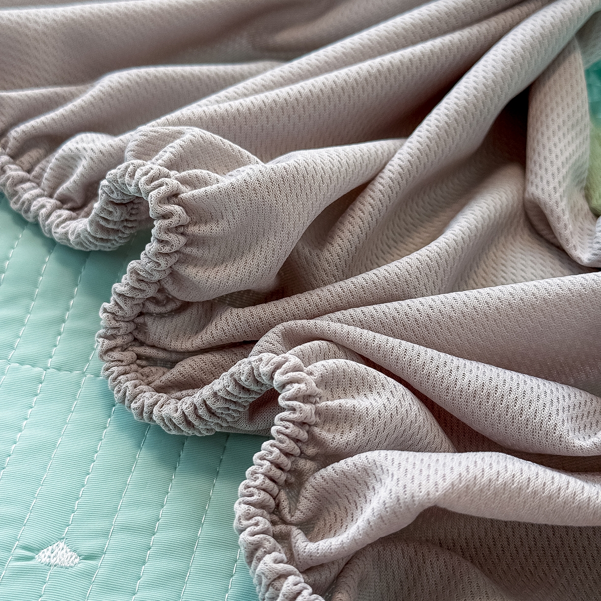 91家纺网 家纺一手货源 找家纺 懒猫家纺 2026新款满天星绗绣莫兰迪色系床席床笠款凉席 生椰抹茶-床笠款