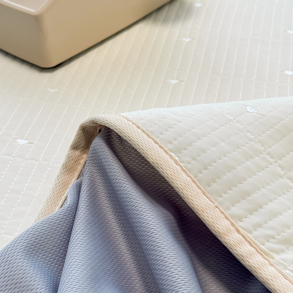 91家纺网 家纺一手货源 找家纺 懒猫家纺 2026新款满天星绗绣莫兰迪色系床席床笠款凉席 香草布蕾-床笠款