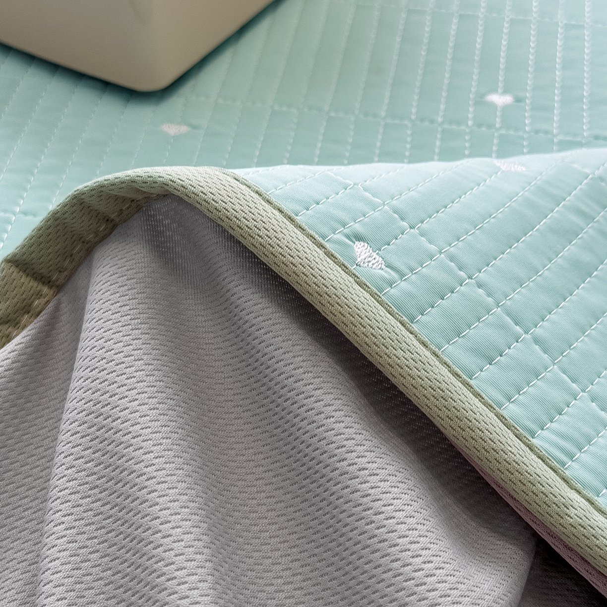 91家纺网 家纺一手货源 找家纺 懒猫家纺 2026新款满天星绗绣莫兰迪色系床席床笠款凉席 生椰抹茶-床笠款