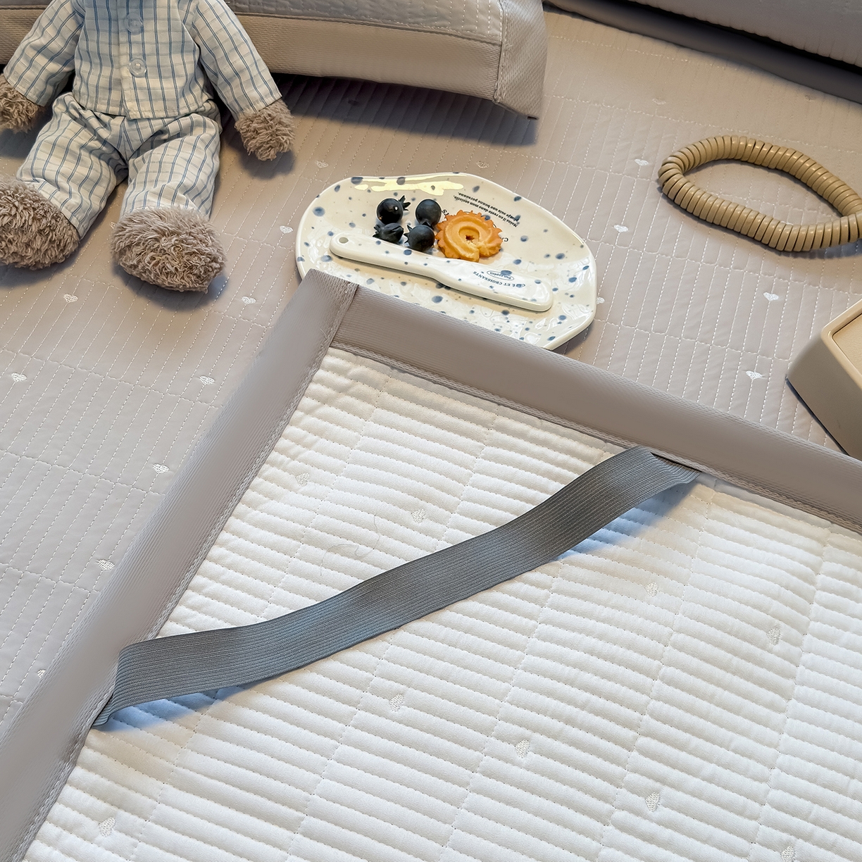 91家纺网 家纺一手货源 找家纺 懒猫家纺 2026新款满天星绗绣莫兰迪色系床席床笠款凉席 椰子灰-床席款