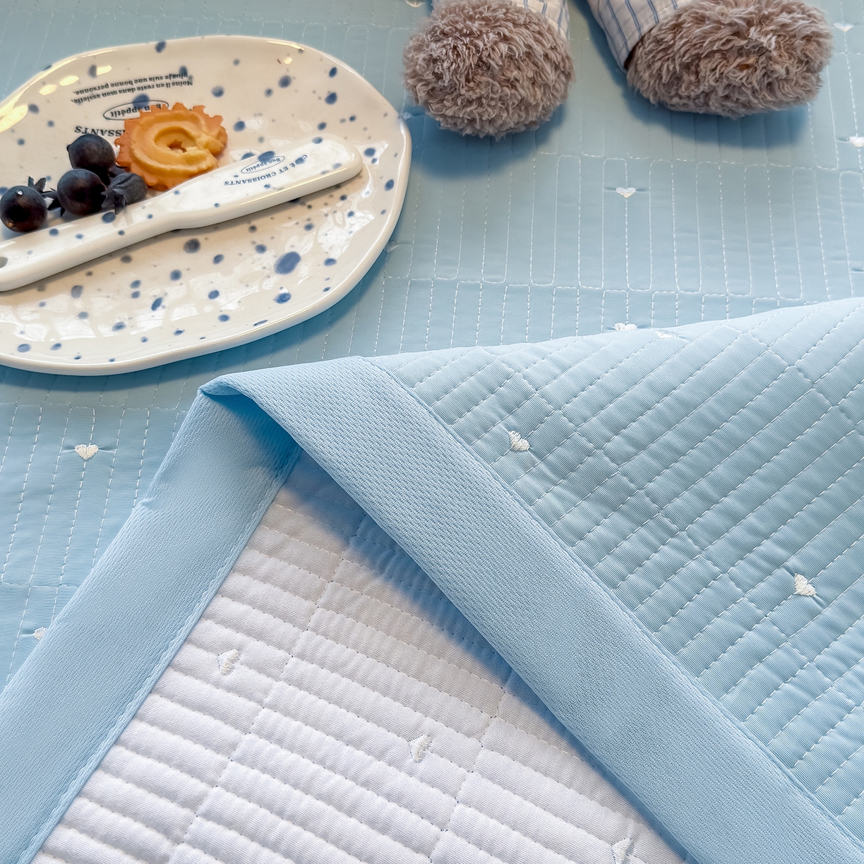 91家纺网 家纺一手货源 找家纺 懒猫家纺 2026新款满天星绗绣莫兰迪色系床席床笠款凉席 海盐气泡-床席款