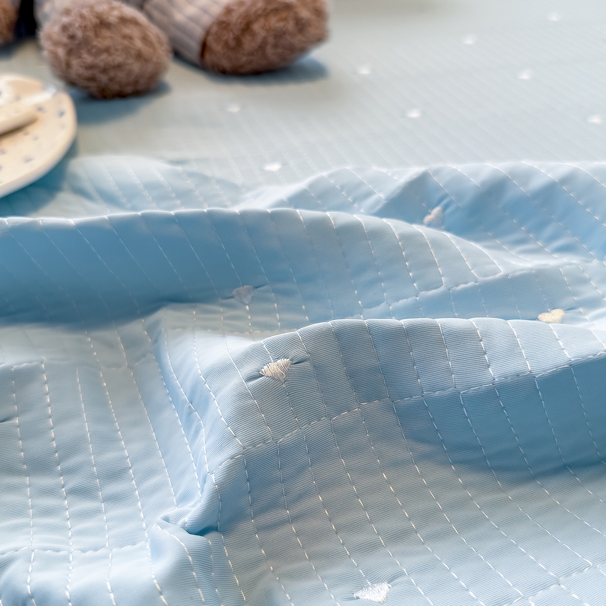 91家纺网 家纺一手货源 找家纺 懒猫家纺 2026新款满天星绗绣莫兰迪色系床席床笠款凉席 海盐气泡-床席款