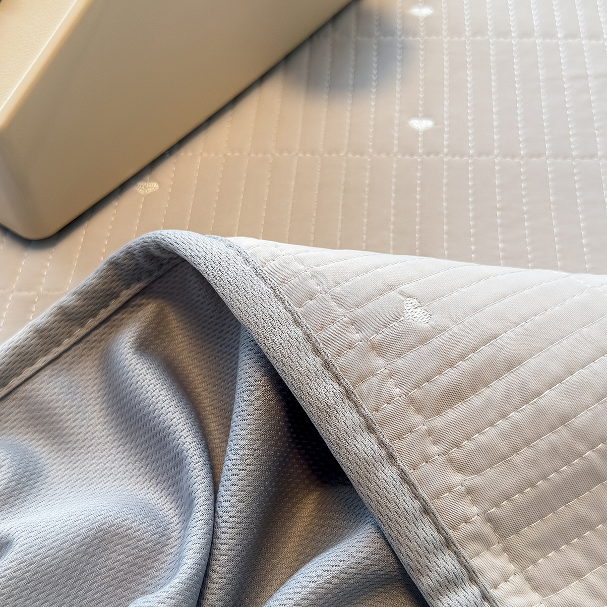 91家纺网 家纺一手货源 找家纺 懒猫家纺 2026新款满天星绗绣莫兰迪色系床席床笠款凉席 椰子灰-床笠款