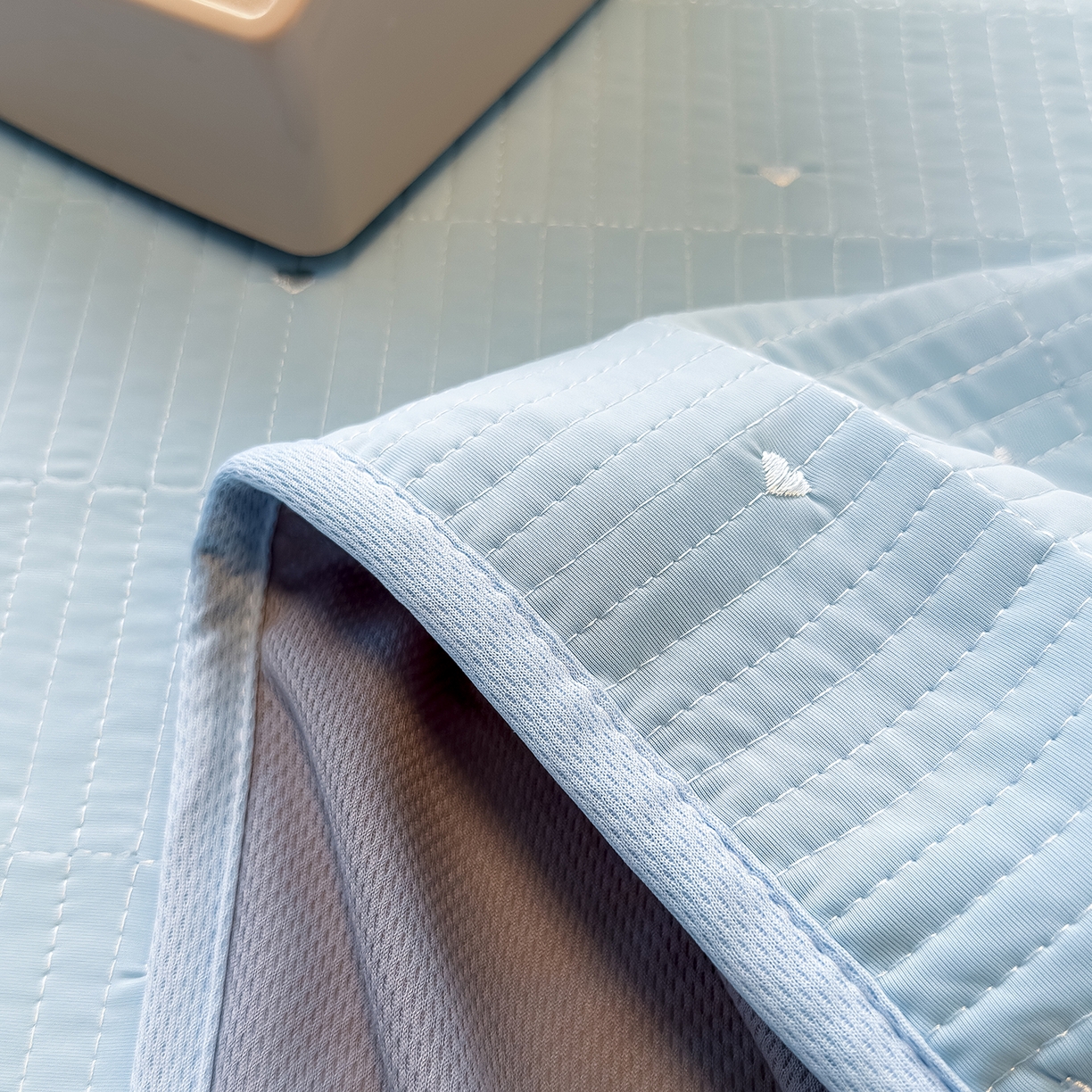 91家纺网 家纺一手货源 找家纺 懒猫家纺 2026新款满天星绗绣莫兰迪色系床席床笠款凉席 海盐气泡-床笠款