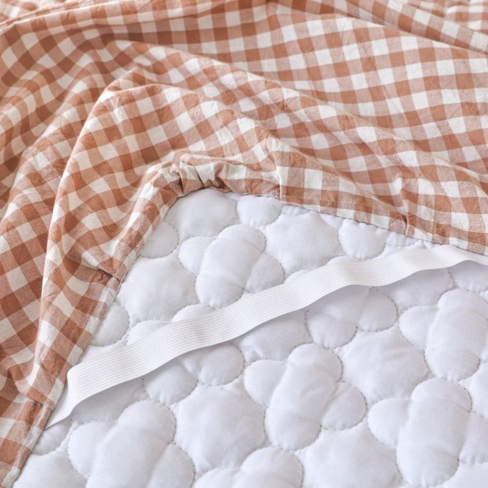 91家纺网 家纺一手货源 找家纺 欧妮家纺 2026新款全棉色织水洗棉夹棉床裙 全棉色织水洗棉-驼小格