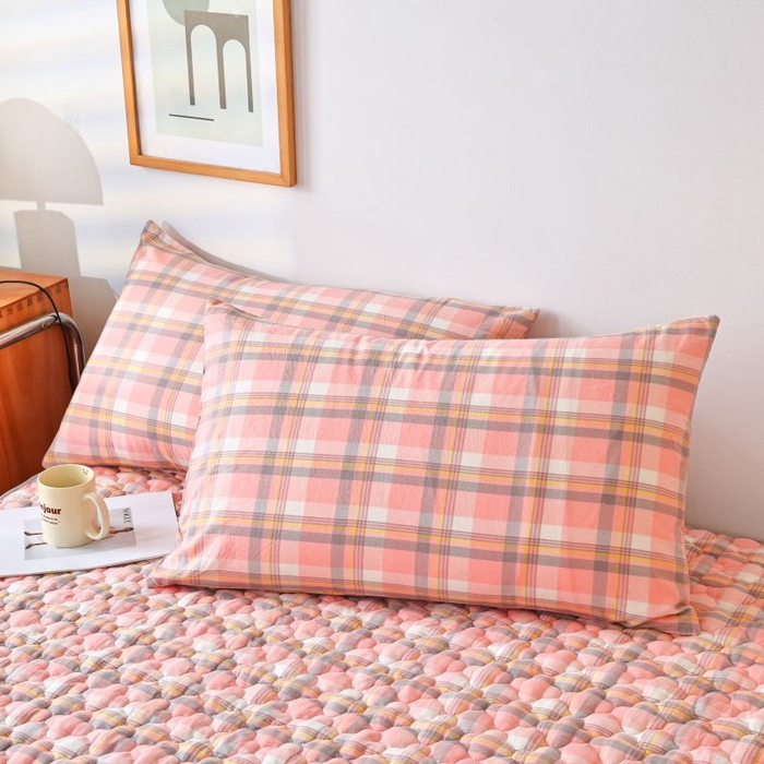 91家纺网 家纺一手货源 找家纺 欧妮家纺 2026新款全棉色织水洗棉夹棉床裙 全棉色织水洗棉-柔粉格