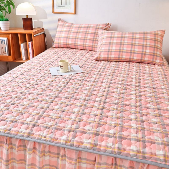 91家纺网 家纺一手货源 找家纺 欧妮家纺 2026新款全棉色织水洗棉夹棉床裙 全棉色织水洗棉-柔粉格