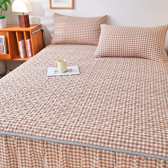 91家纺网 家纺一手货源 找家纺 欧妮家纺 2026新款全棉色织水洗棉夹棉床裙 全棉色织水洗棉-驼小格