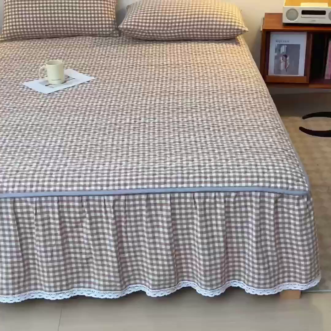 91家纺网 家纺一手货源 找家纺 欧妮家纺 2026新款全棉色织水洗棉夹棉床裙 全棉色织水洗棉-驼小格