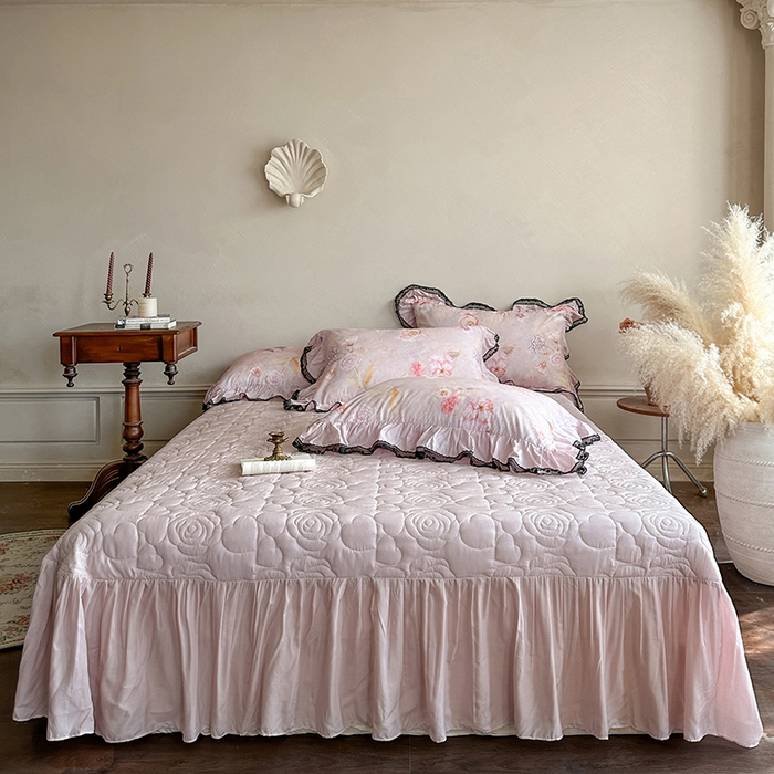 91家纺网 家纺一手货源 找家纺 网红馆（ck家纺） 2026春夏新款复古印花巴黎纱床盖夏凉被空调被夏被四件套 绚丽梦境 紫粉