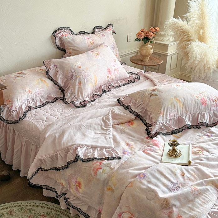 91家纺网 家纺一手货源 找家纺 网红馆（ck家纺） 2026春夏新款复古印花巴黎纱床盖夏凉被空调被夏被四件套 绚丽梦境 紫粉
