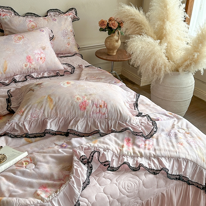 91家纺网 家纺一手货源 找家纺 网红馆（ck家纺） 2026春夏新款复古印花巴黎纱床盖夏凉被空调被夏被四件套 绚丽梦境 紫粉
