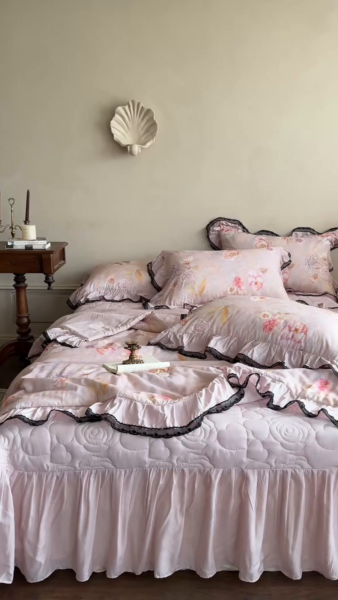 91家纺网 家纺一手货源 找家纺 网红馆（ck家纺） 2026春夏新款复古印花巴黎纱床盖夏凉被空调被夏被四件套 绚丽梦境 紫粉