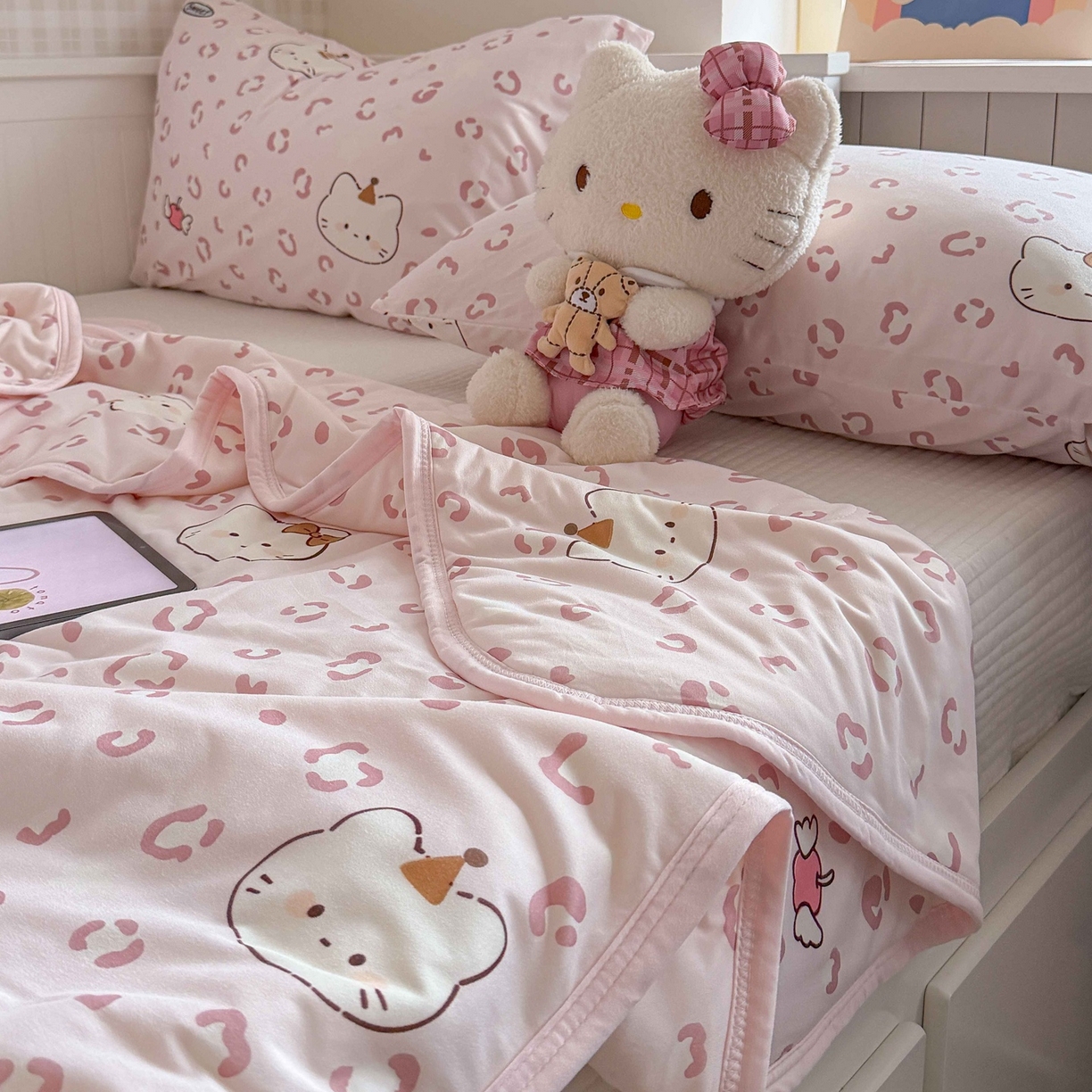 91家纺网 家纺一手货源 找家纺 觅糖家纺 2026新款针织云柔大豆夏被夏凉被空调被 豹纹猫咪粉