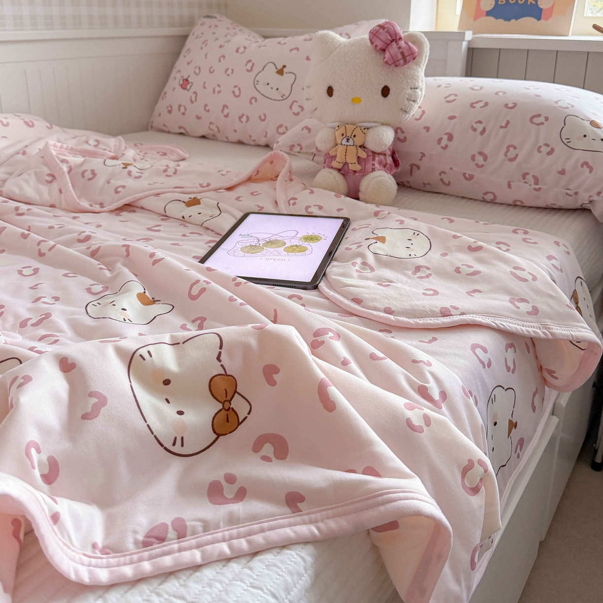 91家纺网 家纺一手货源 找家纺 觅糖家纺 2026新款针织云柔大豆夏被夏凉被空调被 豹纹猫咪粉