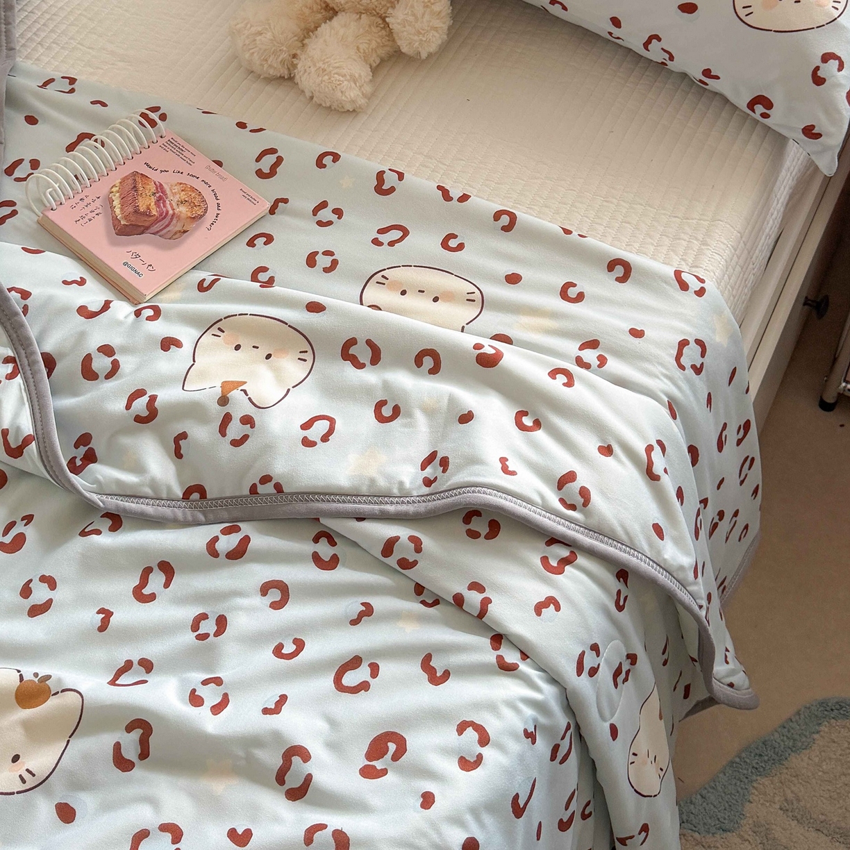 91家纺网 家纺一手货源 找家纺 觅糖家纺 2026新款针织云柔大豆夏被夏凉被空调被 豹纹猫咪蓝