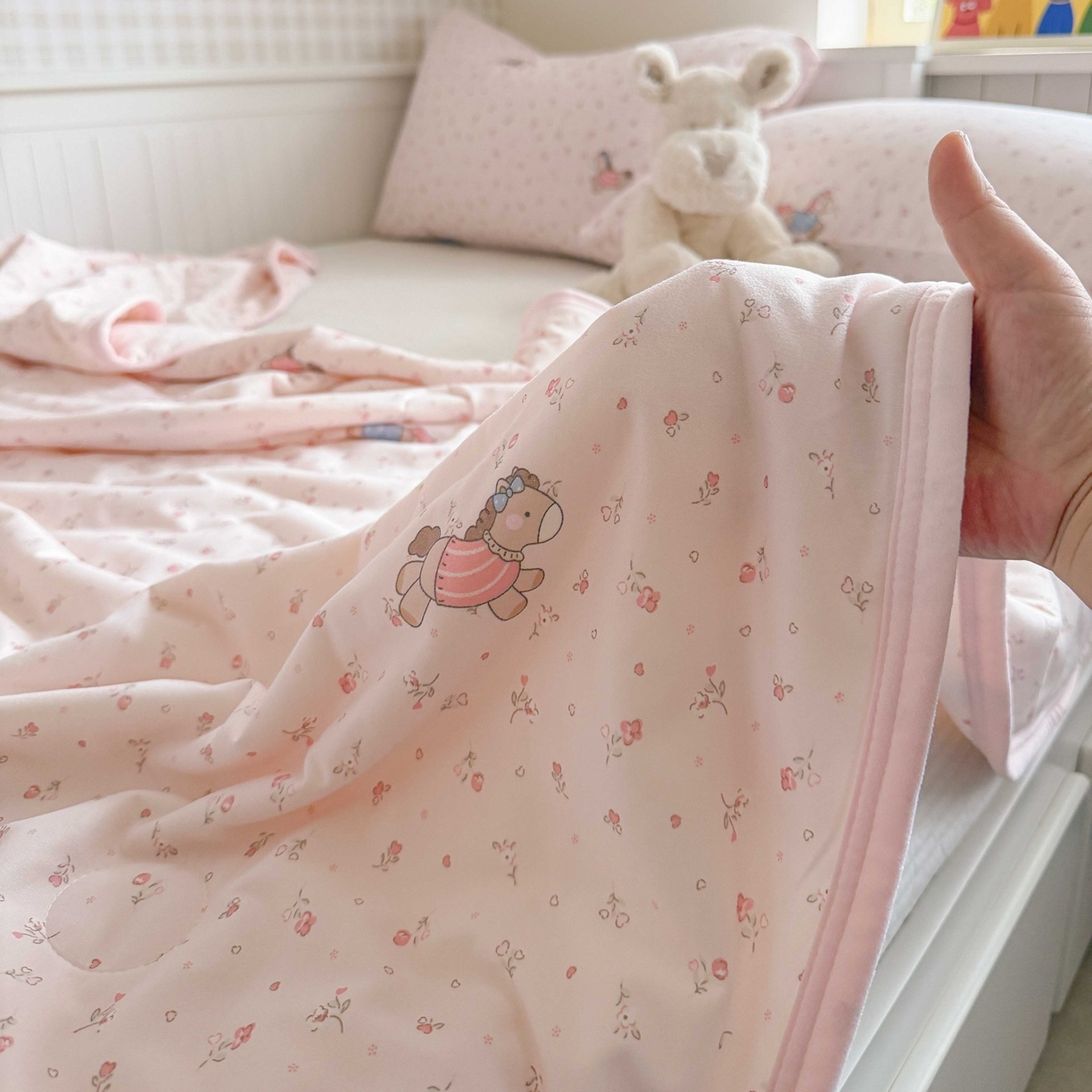 91家纺网 家纺一手货源 找家纺 觅糖家纺 2026新款针织云柔大豆夏被夏凉被空调被 花卉小马