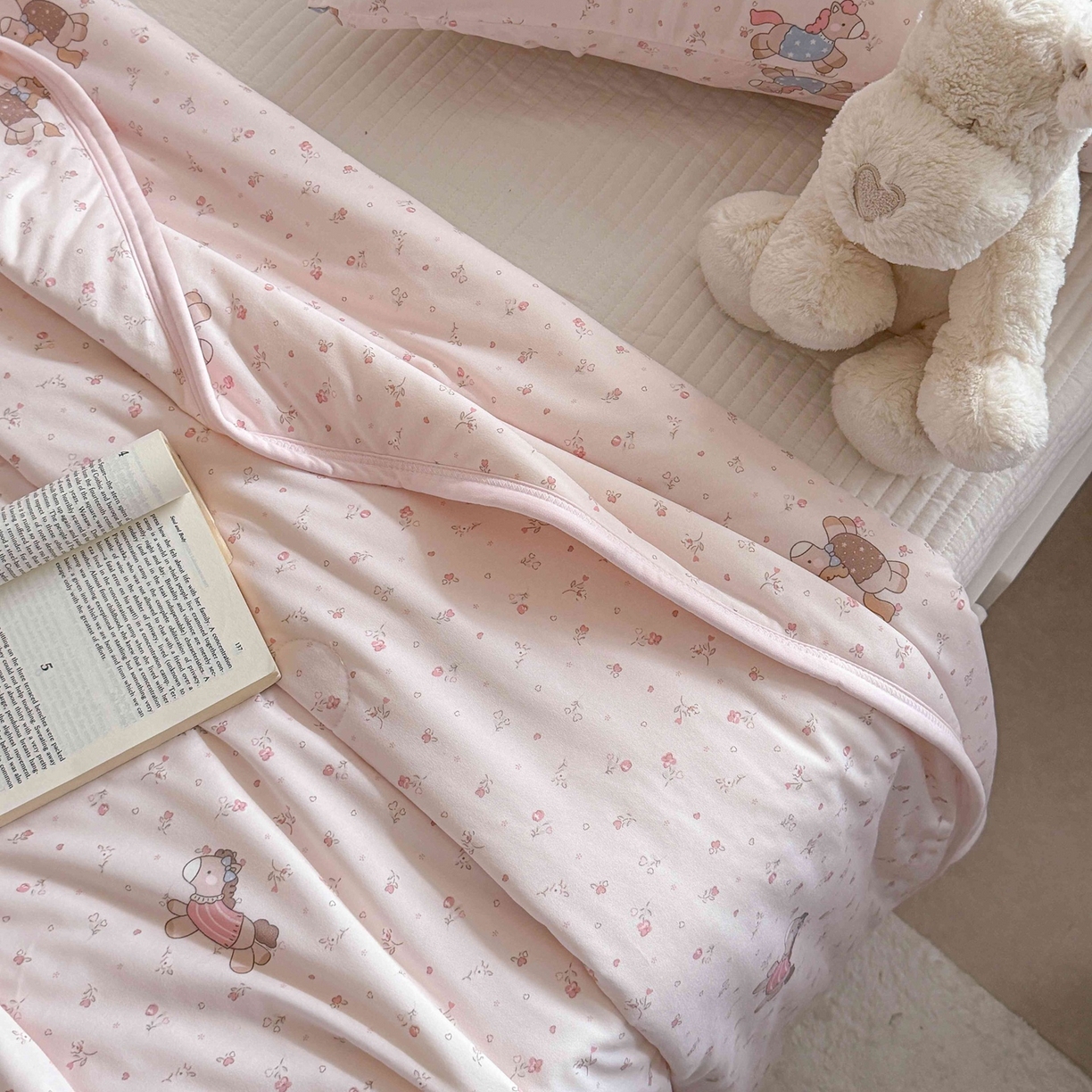 91家纺网 家纺一手货源 找家纺 觅糖家纺 2026新款针织云柔大豆夏被夏凉被空调被 花卉小马