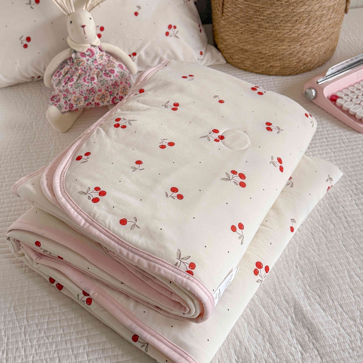 91家纺网 家纺一手货源 找家纺 觅糖家纺 2026新款针织云柔大豆夏被夏凉被空调被 甜甜樱桃