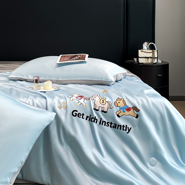 91家纺网 家纺一手货源 找家纺 利欧 2026新款水洗天丝刺绣夏被四件套-马上有钱 马上有钱-月光蓝+山灰