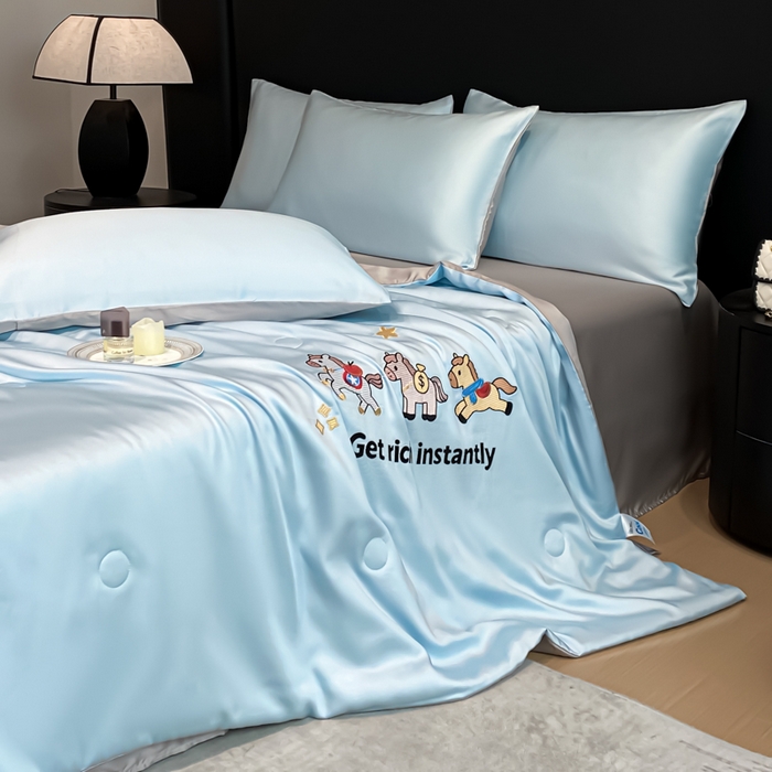 91家纺网 家纺一手货源 找家纺 利欧 2026新款水洗天丝刺绣夏被四件套-马上有钱 马上有钱-月光蓝+山灰