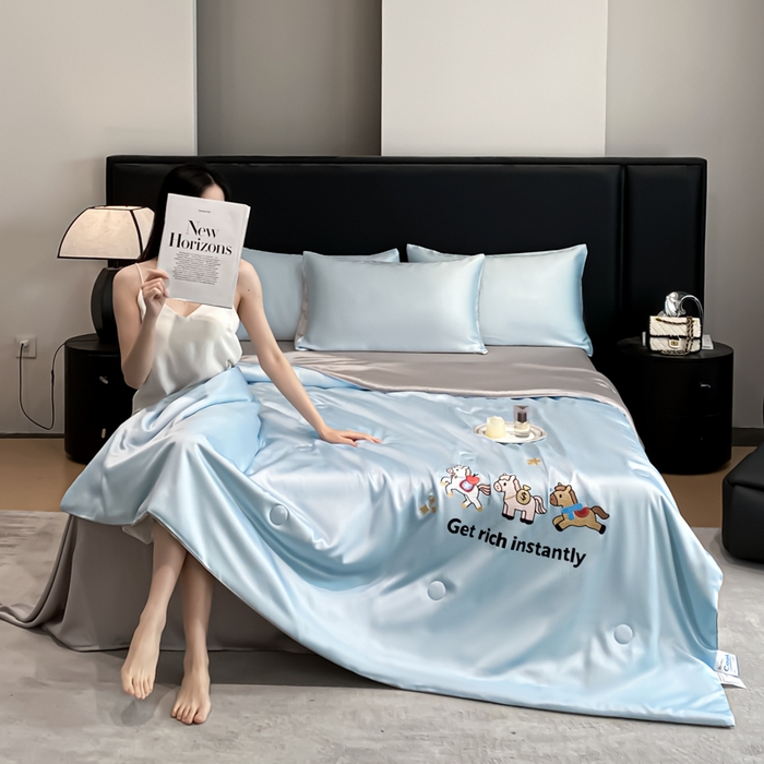 91家纺网 家纺一手货源 找家纺 利欧 2026新款水洗天丝刺绣夏被四件套-马上有钱 马上有钱-月光蓝+山灰