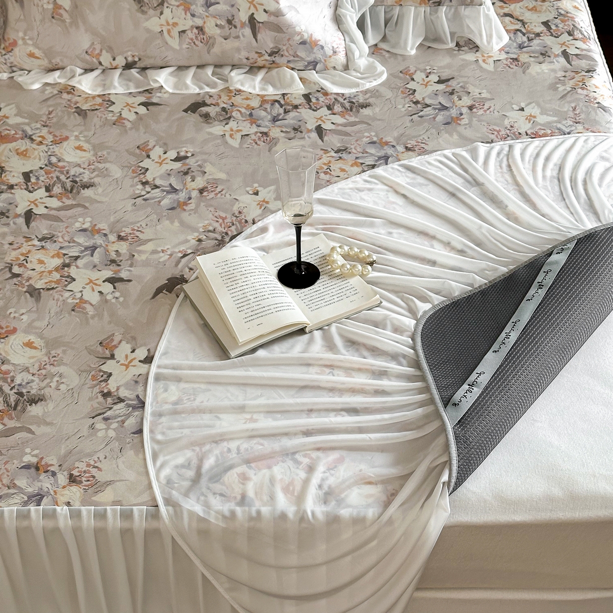 91家纺网 家纺一手货源 找家纺 JUICY 橘滋家纺 2026新款法式复古床裙冰丝席凉席席子 翡冷翠之梦