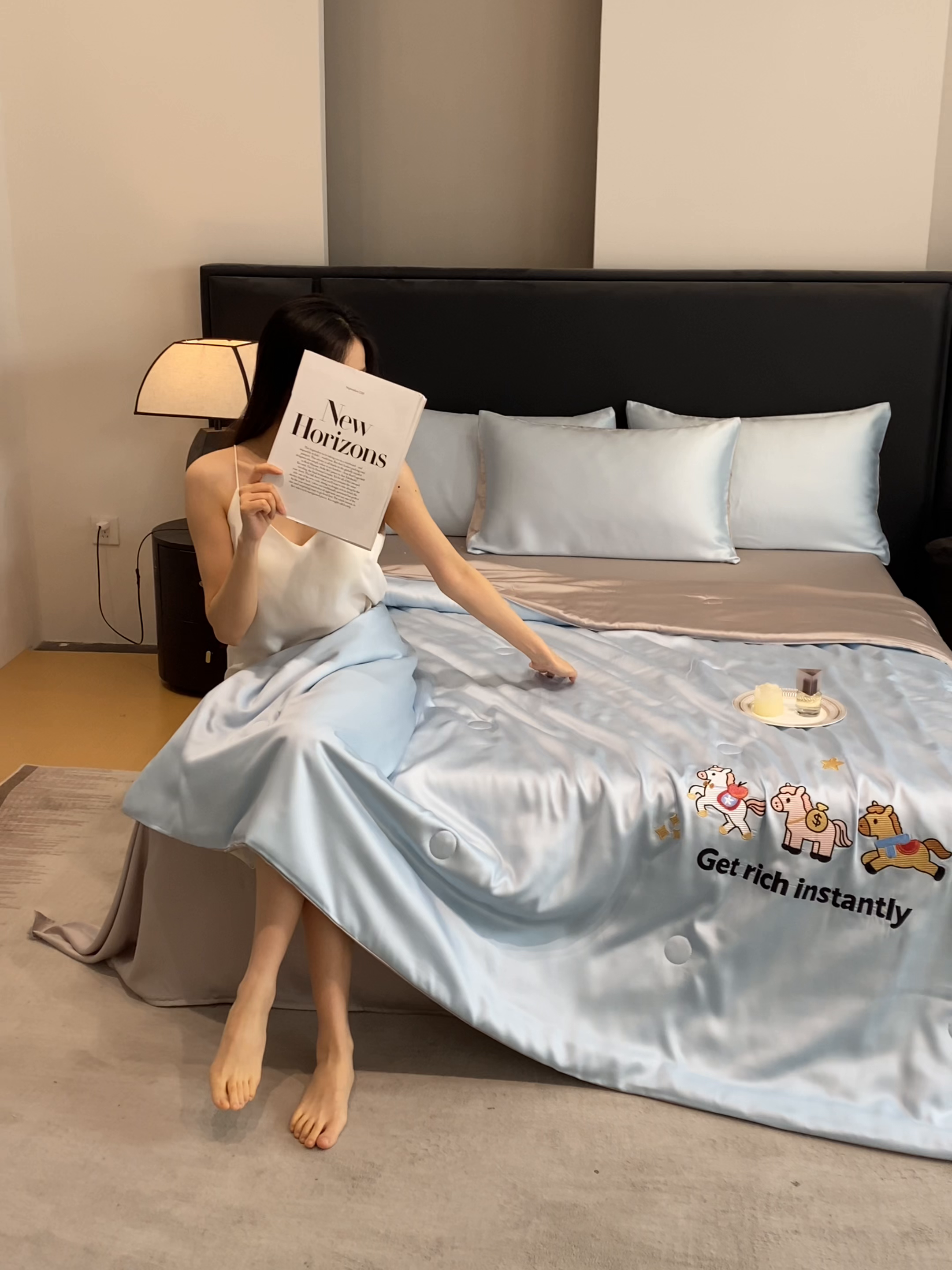 91家纺网 家纺一手货源 找家纺 利欧 2026新款水洗天丝刺绣夏被四件套-马上有钱 马上有钱-月光蓝+山灰