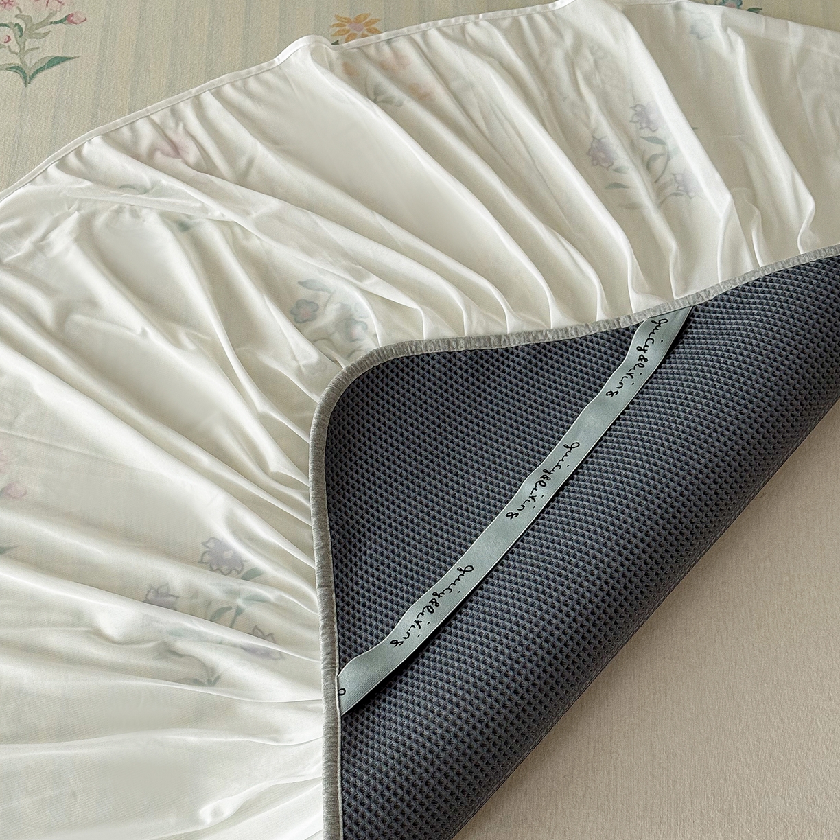 91家纺网 家纺一手货源 找家纺 JUICY 橘滋家纺 2026新款法式复古床裙冰丝席凉席席子 风之信笺