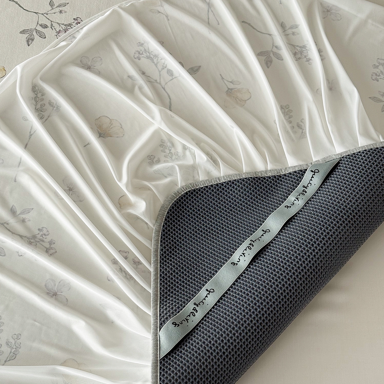 91家纺网 家纺一手货源 找家纺 JUICY 橘滋家纺 2026新款法式复古床裙冰丝席凉席席子 叶间小夜曲