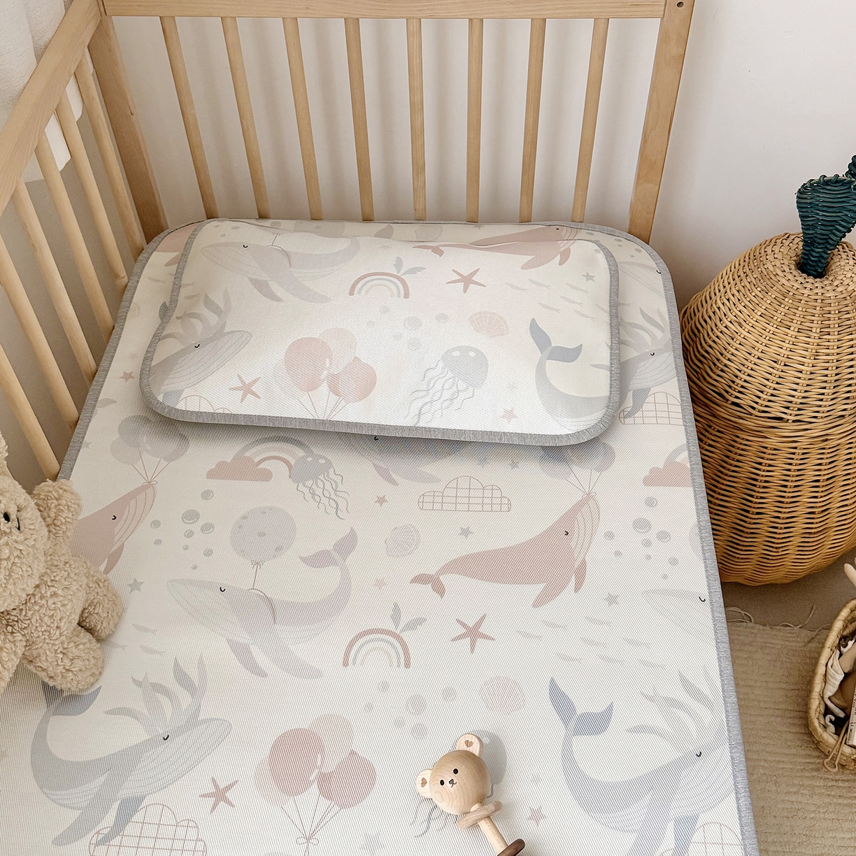 91家纺网 家纺一手货源 找家纺 JUICY 橘滋家纺 2026新款A类北欧简约数码印花婴童冰丝席凉席 鲸尾摇凉