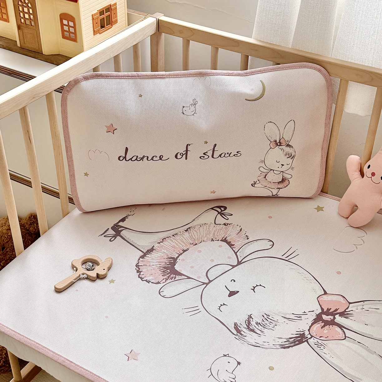 91家纺网 家纺一手货源 找家纺 JUICY 橘滋家纺 2026新款A类北欧简约数码印花婴童冰丝席凉席 芭蕾小兔