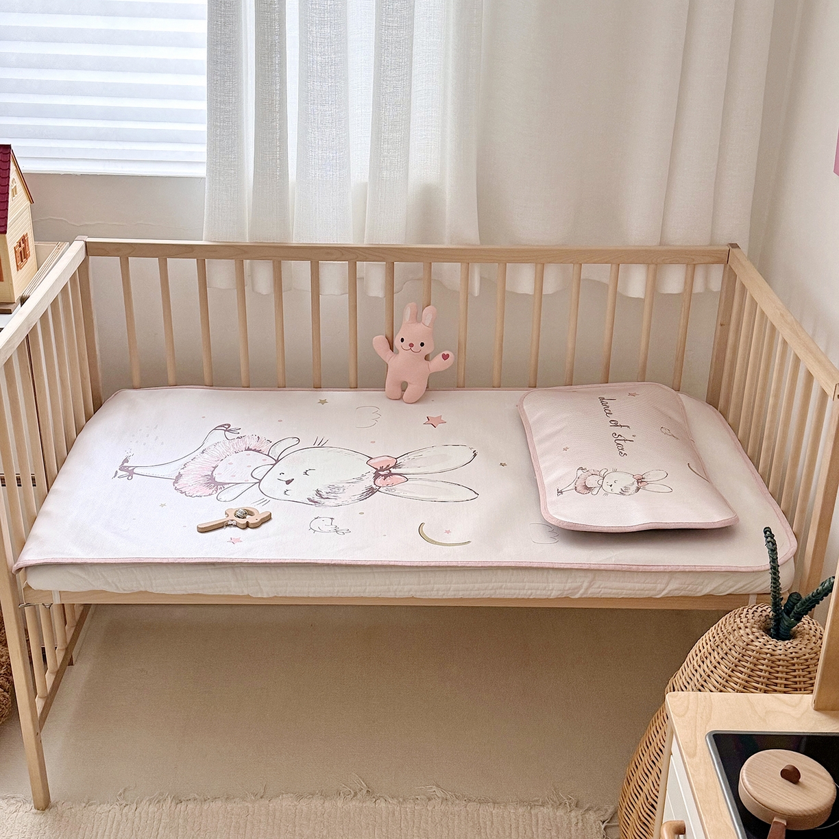 91家纺网 家纺一手货源 找家纺 JUICY 橘滋家纺 2026新款A类北欧简约数码印花婴童冰丝席凉席 芭蕾小兔