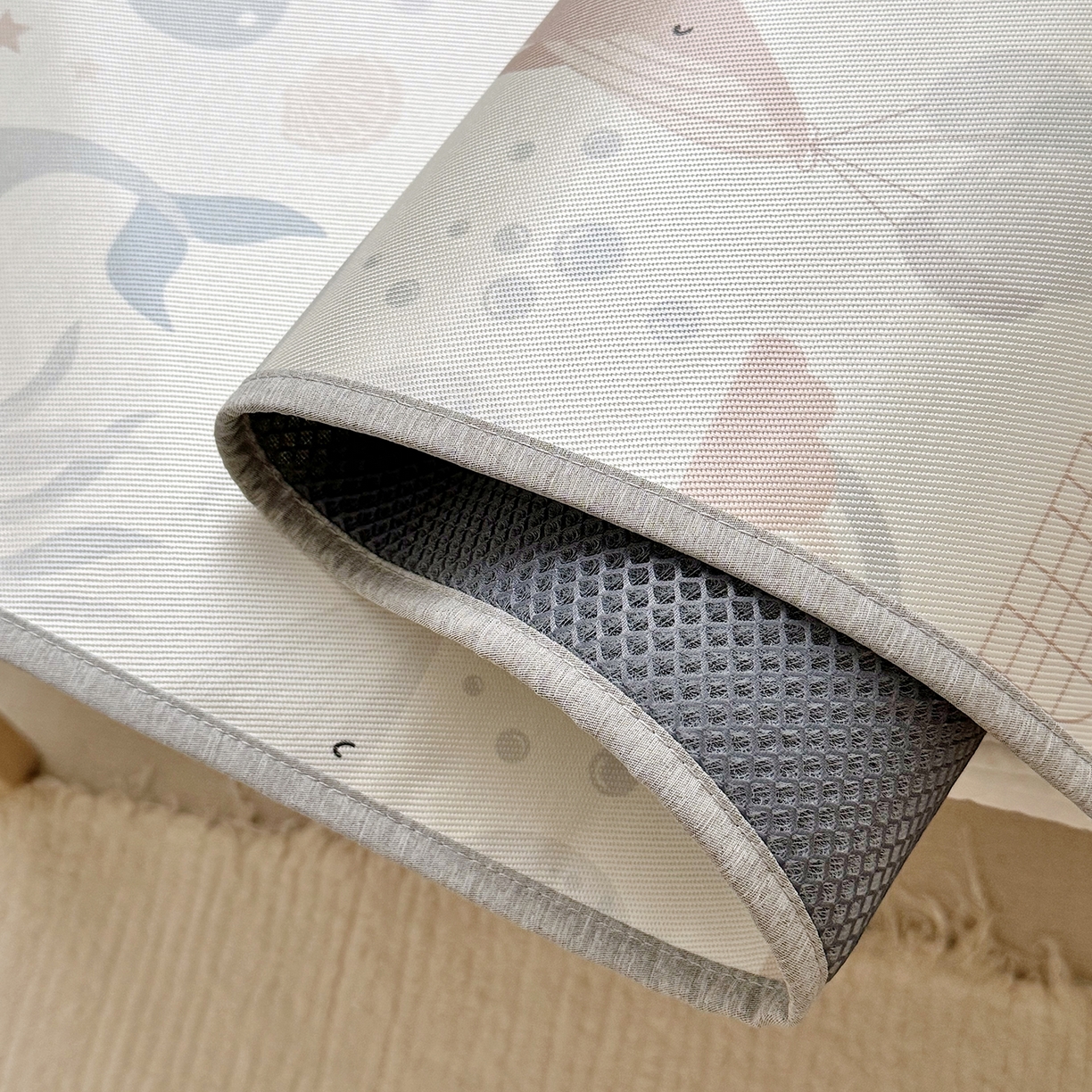 91家纺网 家纺一手货源 找家纺 JUICY 橘滋家纺 2026新款A类北欧简约数码印花婴童冰丝席凉席 鲸尾摇凉