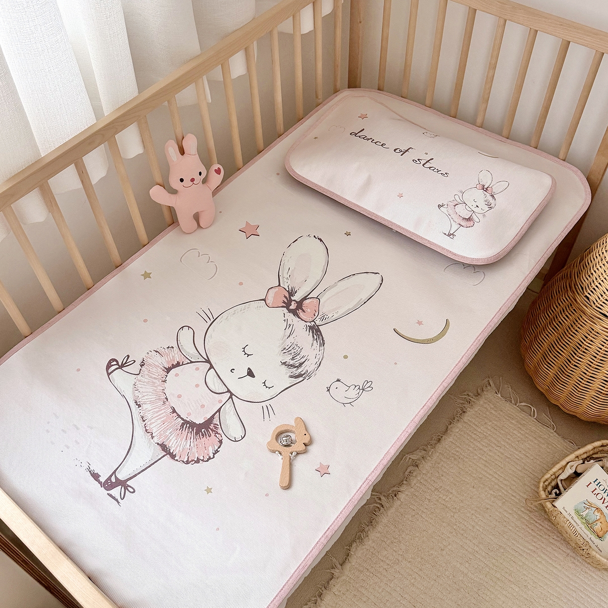 91家纺网 家纺一手货源 找家纺 JUICY 橘滋家纺 2026新款A类北欧简约数码印花婴童冰丝席凉席 芭蕾小兔